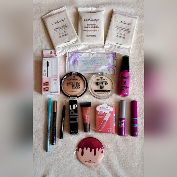 NEW - Bundle of 12 Makeup Beauty + 5 Free Gifts - Highlighter Eyeliner Mascara - Picture 1 of 12